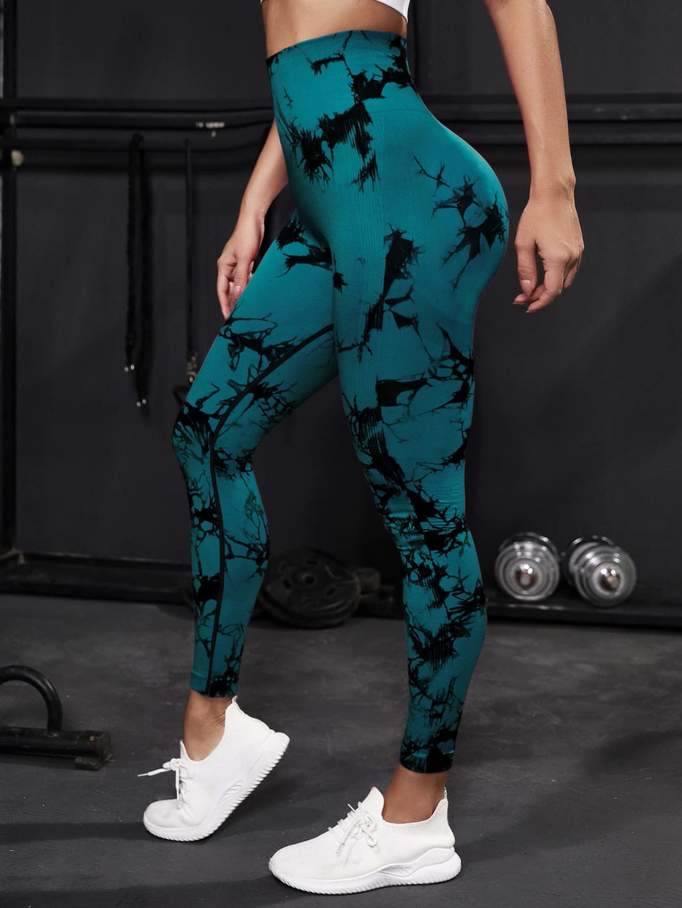 Modische Fitnesshosen: Diese Hosen bieten eine trendige Tie-Dye-Optik und formen gleichzeitig Ihre Hüften.