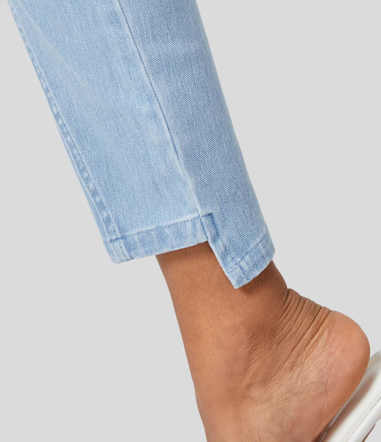 Mittlere Leibhöhe, Knopfverschluss, Reißverschluss, Mehrere Taschen, Dehnbare Strickjeans, Lässige Röhrenpassform.