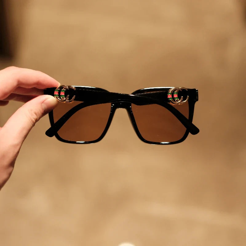 Stilvolle Sonnenbrille mit zeitlosem Design