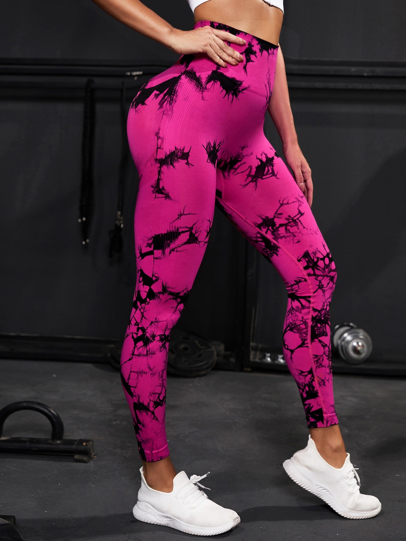Modische Fitnesshosen: Diese Hosen bieten eine trendige Tie-Dye-Optik und formen gleichzeitig Ihre Hüften.