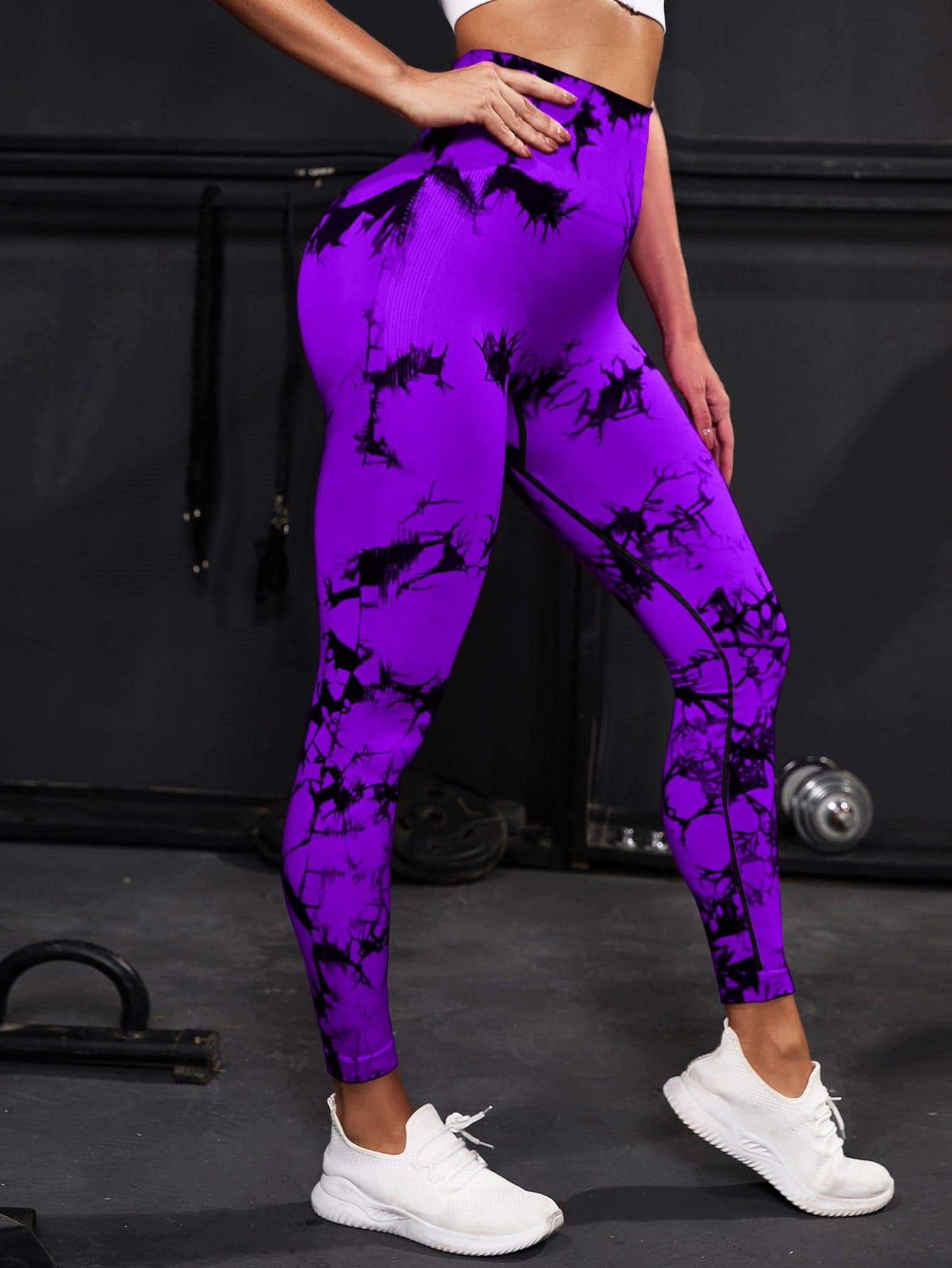 Modische Fitnesshosen: Diese Hosen bieten eine trendige Tie-Dye-Optik und formen gleichzeitig Ihre Hüften.