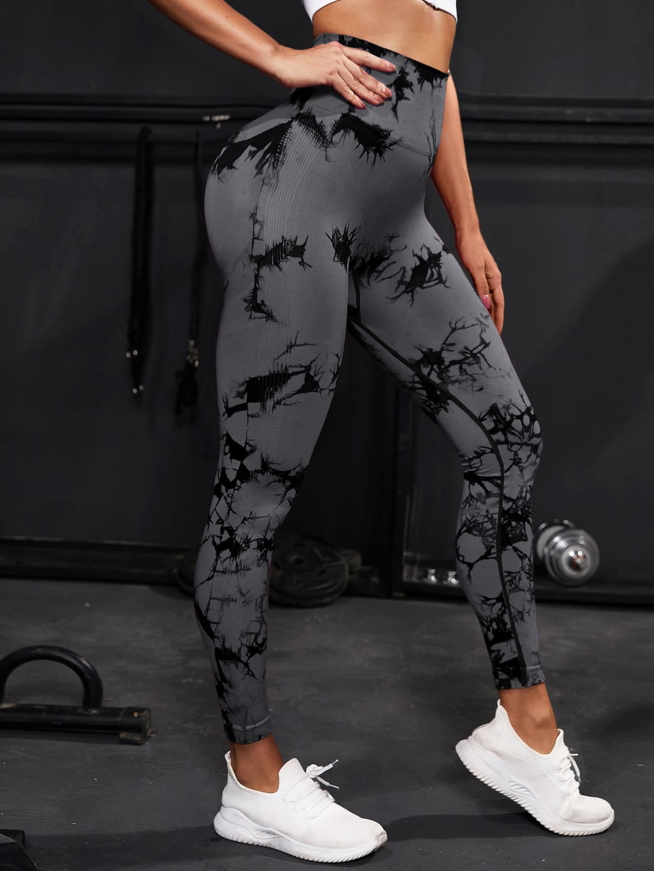 Modische Fitnesshosen: Diese Hosen bieten eine trendige Tie-Dye-Optik und formen gleichzeitig Ihre Hüften.