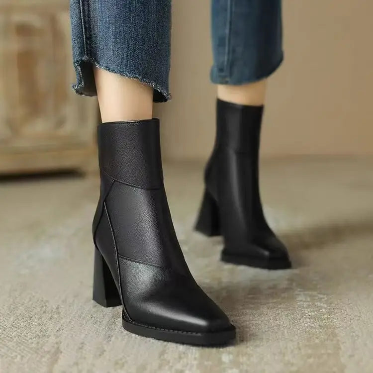 „Coraline“ Stiefeletten – Zeitlose Eleganz aus glattem Leder