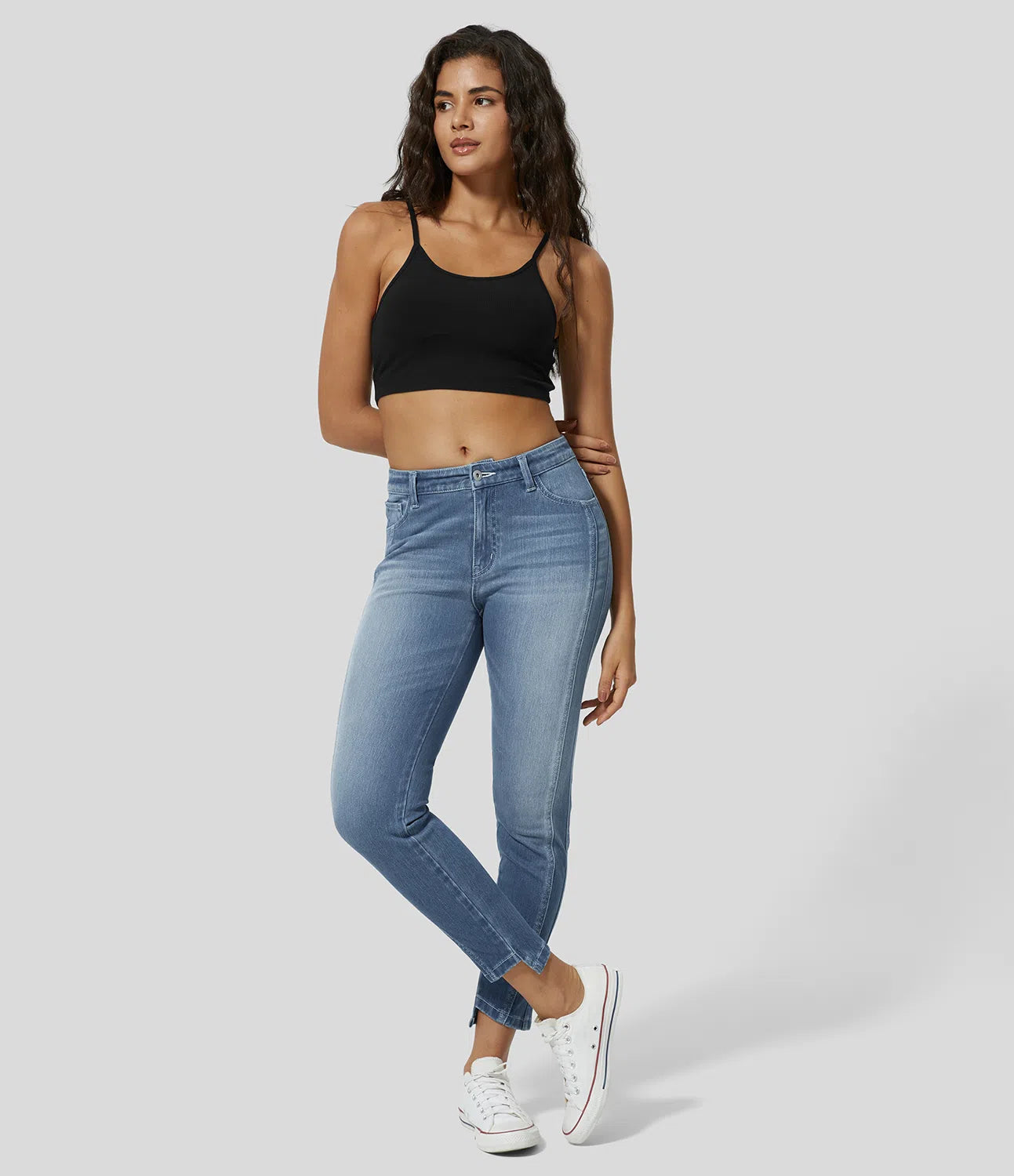 Mittlere Leibhöhe, Knopfverschluss, Reißverschluss, Mehrere Taschen, Dehnbare Strickjeans, Lässige Röhrenpassform.