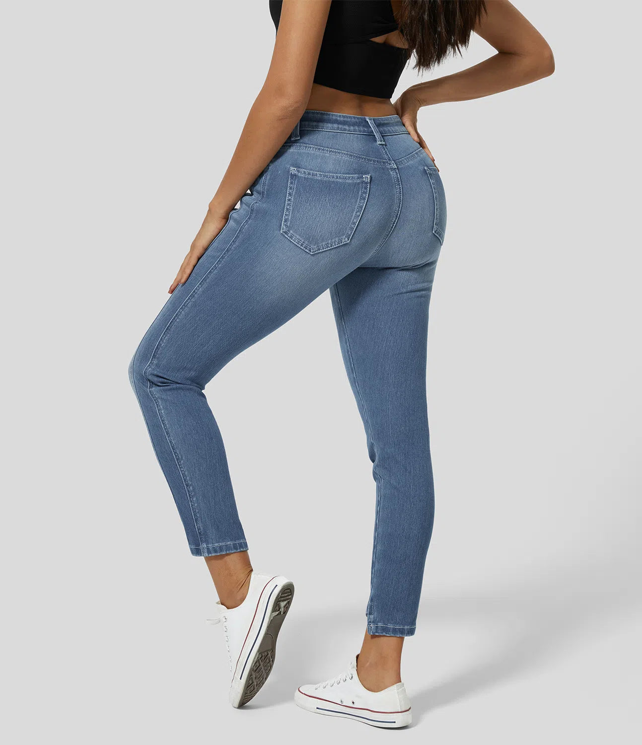 Mittlere Leibhöhe, Knopfverschluss, Reißverschluss, Mehrere Taschen, Dehnbare Strickjeans, Lässige Röhrenpassform.