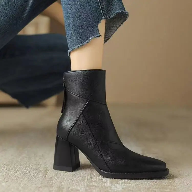 „Coraline“ Stiefeletten – Zeitlose Eleganz aus glattem Leder