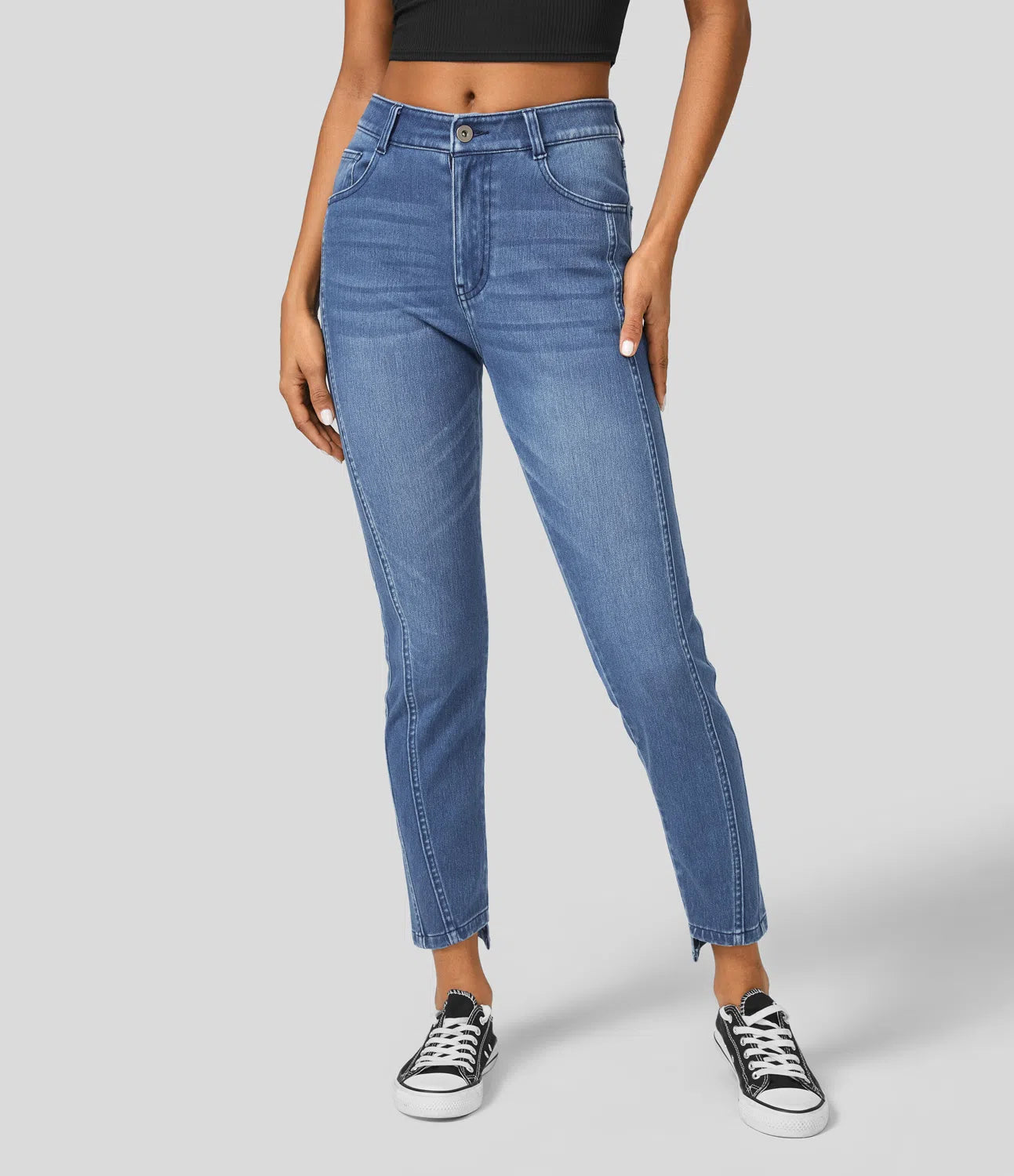Mittlere Leibhöhe, Knopfverschluss, Reißverschluss, Mehrere Taschen, Dehnbare Strickjeans, Lässige Röhrenpassform.