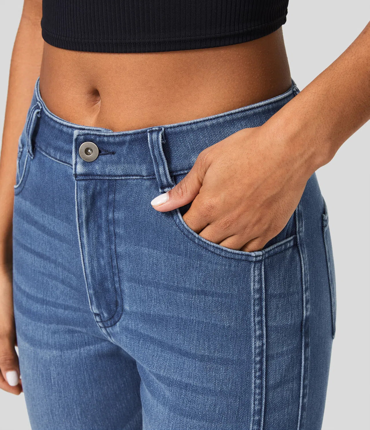 Mittlere Leibhöhe, Knopfverschluss, Reißverschluss, Mehrere Taschen, Dehnbare Strickjeans, Lässige Röhrenpassform.