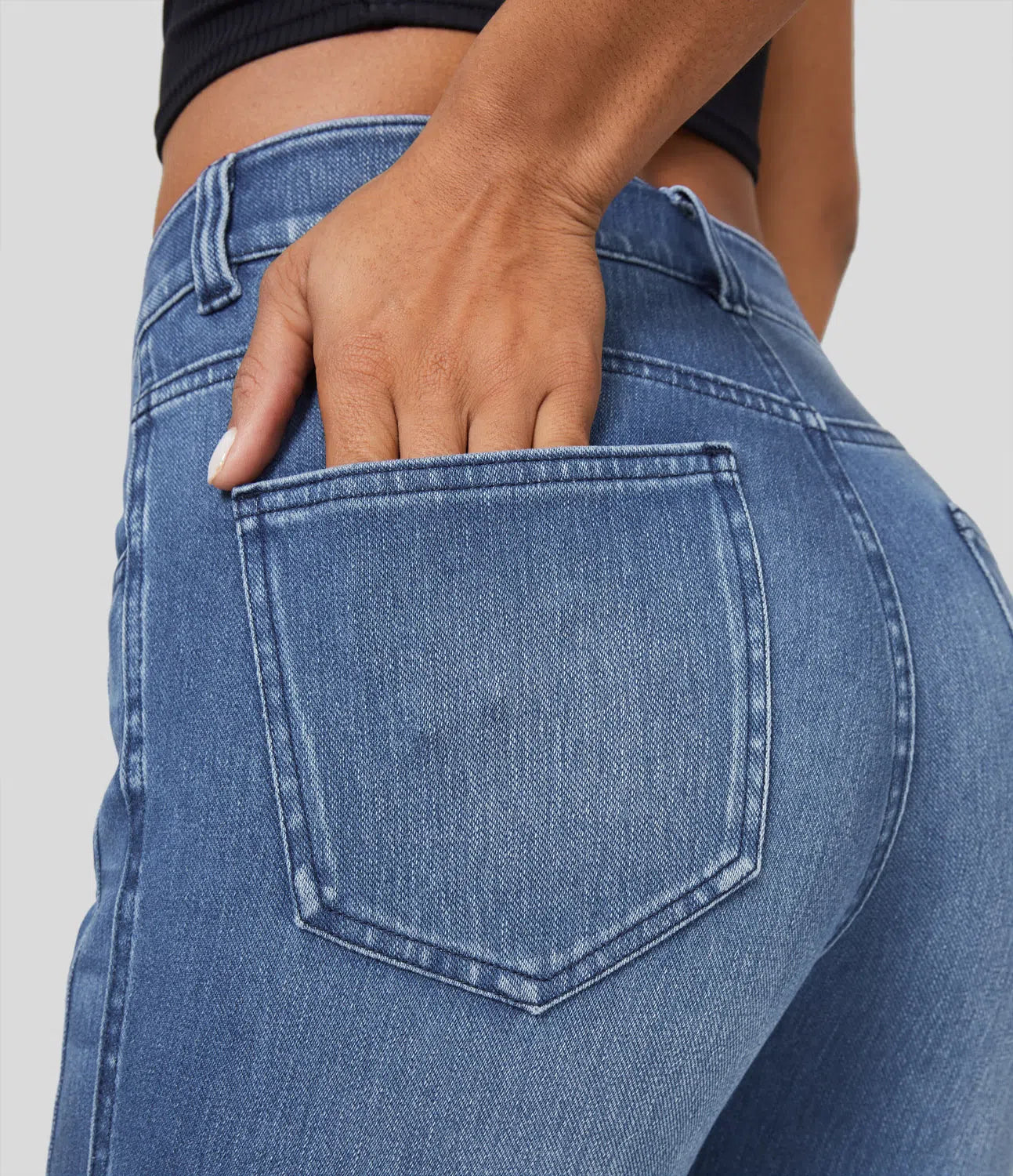 Mittlere Leibhöhe, Knopfverschluss, Reißverschluss, Mehrere Taschen, Dehnbare Strickjeans, Lässige Röhrenpassform.